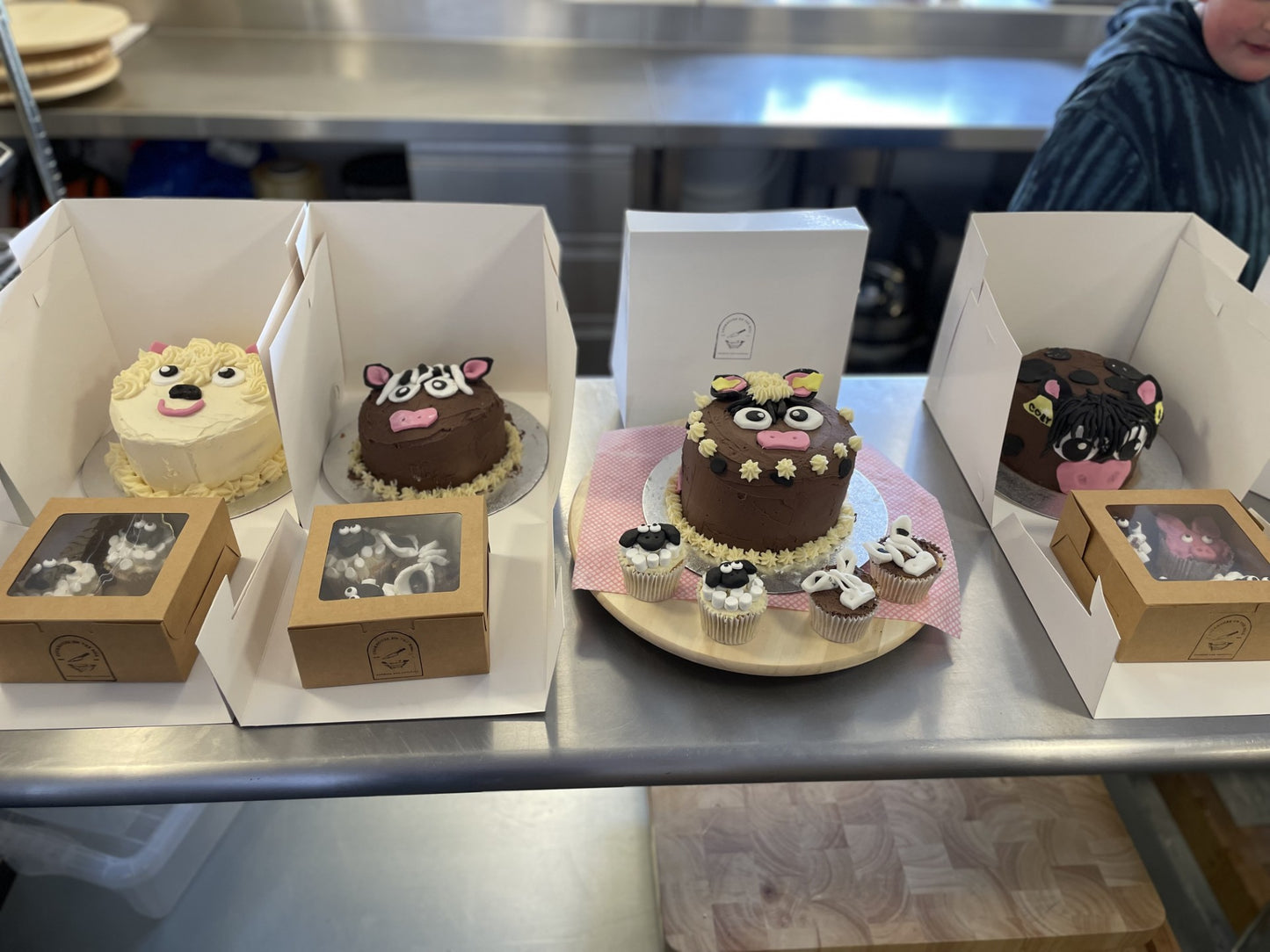 Easter Kids cake decorating- Tuesday 7th April- 2pm-4pm